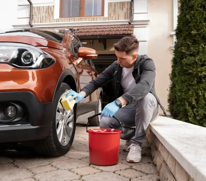 Lavage auto à domicile Mimizan : professionnel intervenant sur un véhicule